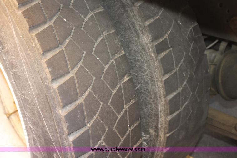 image for item E8129 2004 International DuraStar 4300 box truck