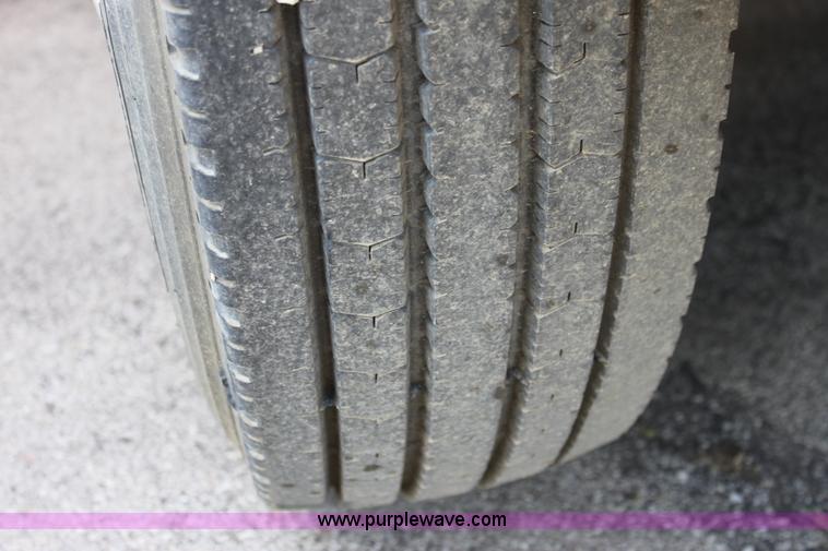 image for item E8129 2004 International DuraStar 4300 box truck