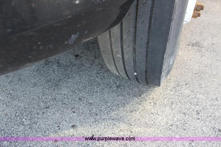 image for item E8129 2004 International DuraStar 4300 box truck