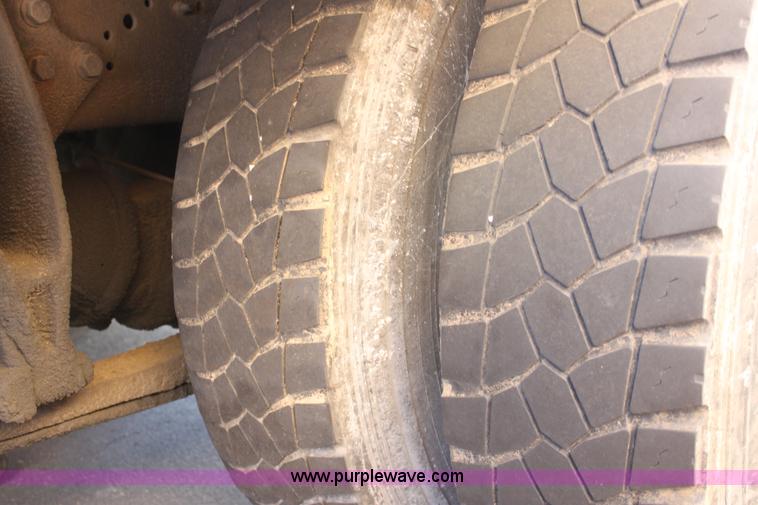 image for item E8129 2004 International DuraStar 4300 box truck