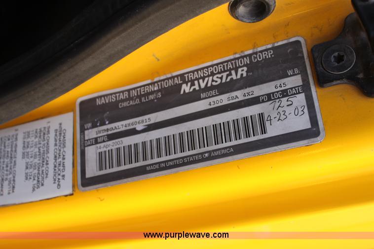 image for item E8129 2004 International DuraStar 4300 box truck