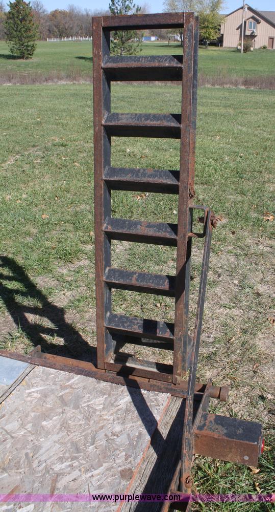 image for item F2524 2000 Foster double axle trailer