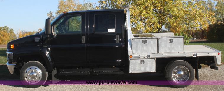 image for item F2692 2006 GMC C5500 Crew Cab flatbed truck