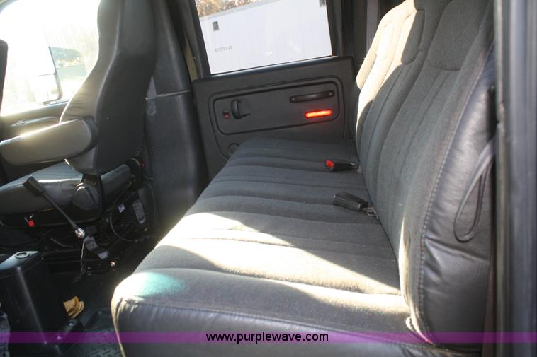 image for item F2692 2006 GMC C5500 Crew Cab flatbed truck