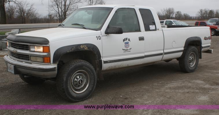 image for item F2705 1998 Chevrolet Silverado K2500 Extended Cab pickup truck