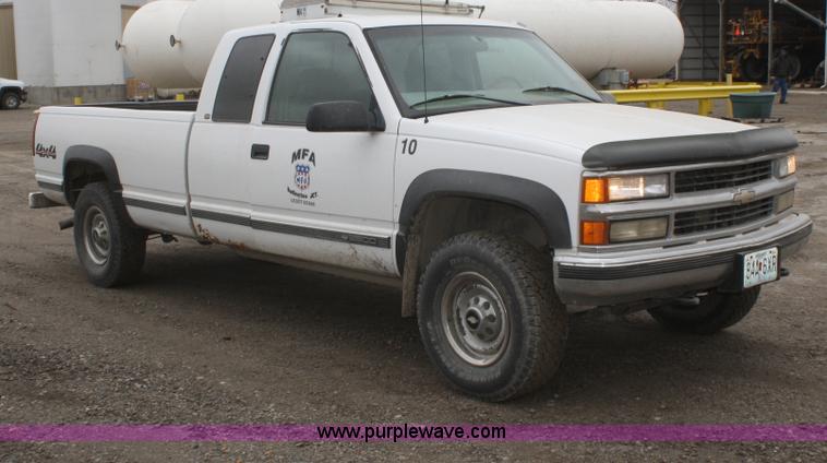 image for item F2705 1998 Chevrolet Silverado K2500 Extended Cab pickup truck