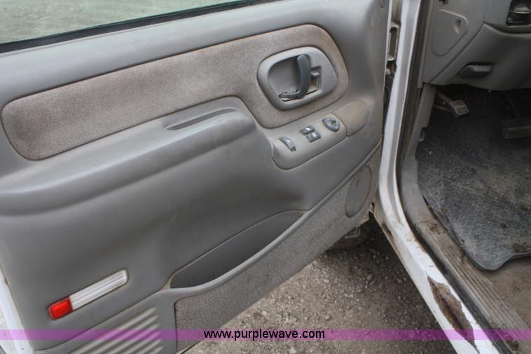 image for item F2705 1998 Chevrolet Silverado K2500 Extended Cab pickup truck