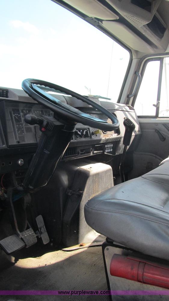 image for item F3056 1998 International 4700 refrigerated box truck