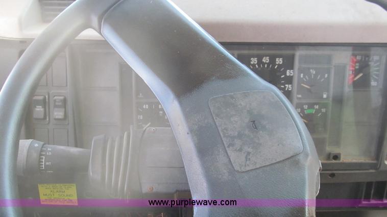 image for item F3056 1998 International 4700 refrigerated box truck