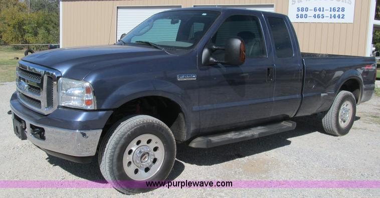 image for item F3062 2006 Ford F250 Lariat Super Duty FX4 SuperCab pickup truck