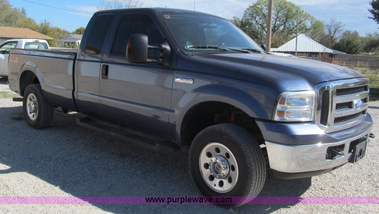 image for item F3062 2006 Ford F250 Lariat Super Duty FX4 SuperCab pickup truck