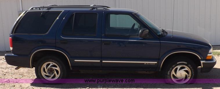 image for item F6210 2000 Chevrolet Blazer LT SUV