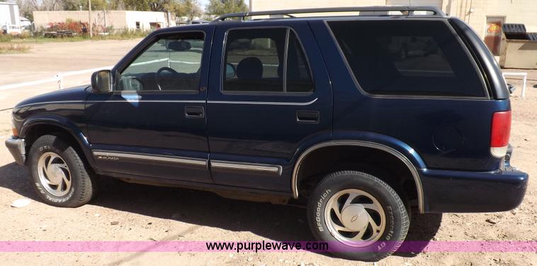 image for item F6210 2000 Chevrolet Blazer LT SUV