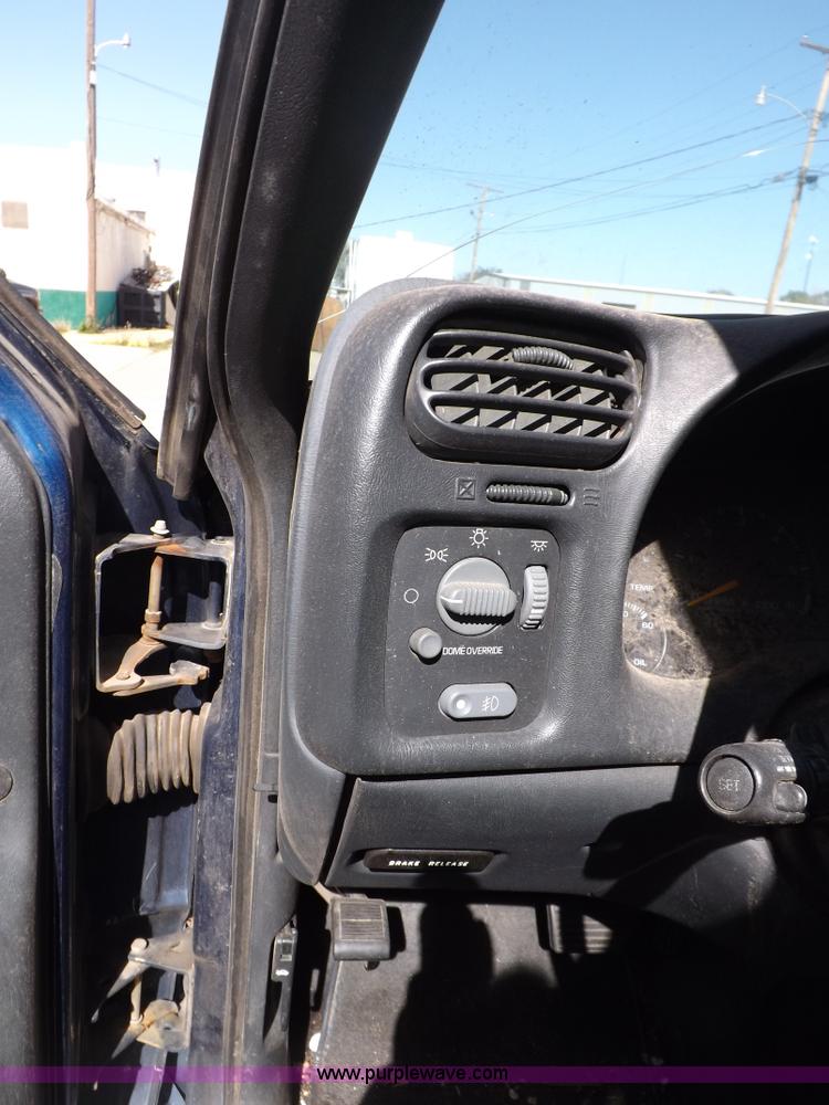 image for item F6210 2000 Chevrolet Blazer LT SUV