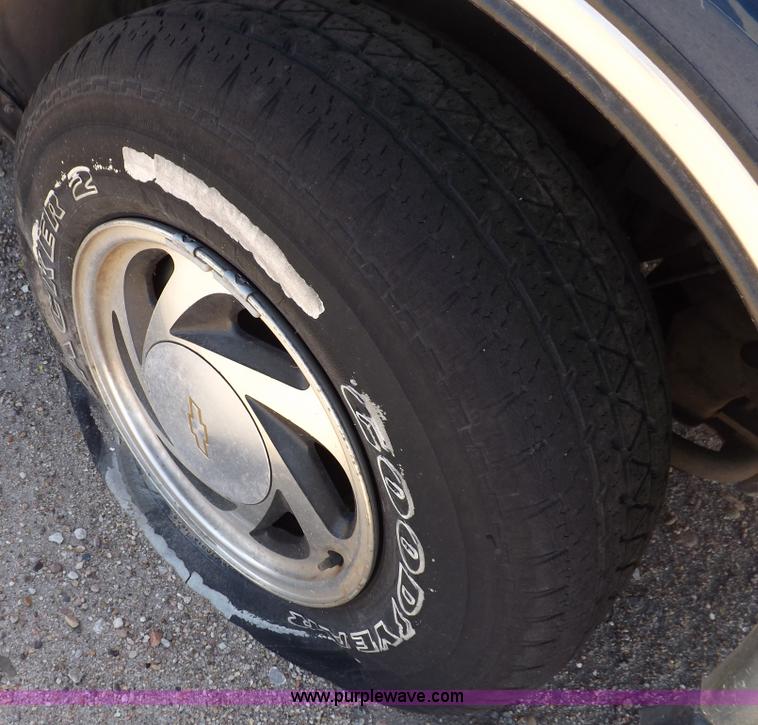 image for item F6210 2000 Chevrolet Blazer LT SUV