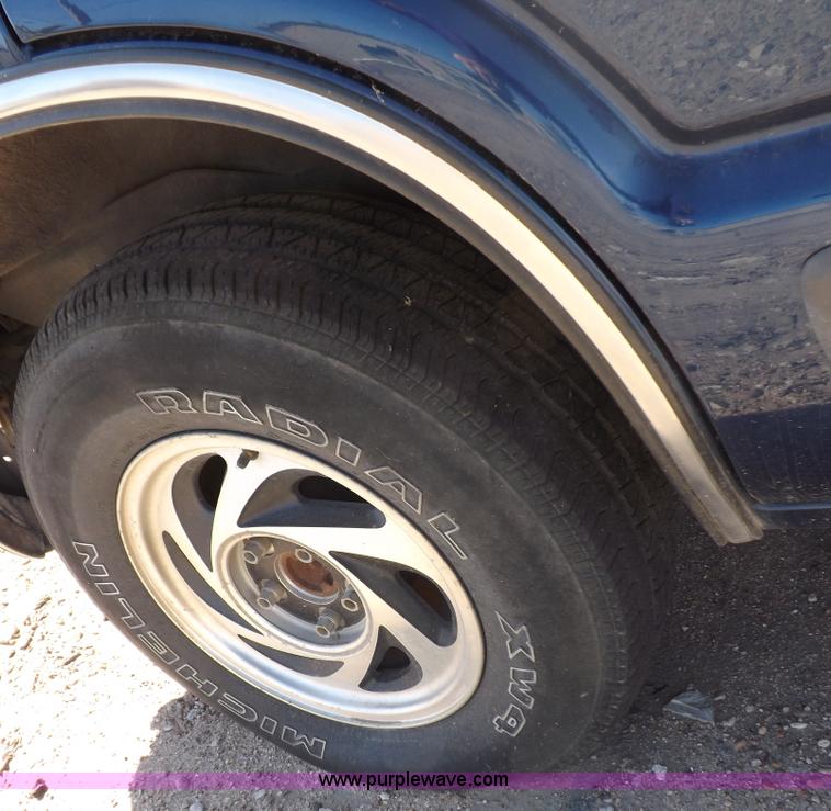 image for item F6210 2000 Chevrolet Blazer LT SUV