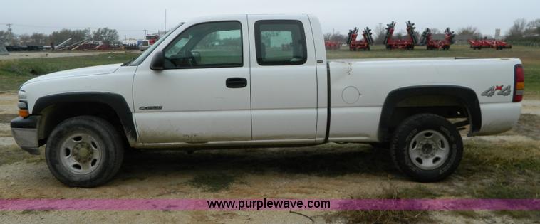 image for item G7559 2001 Chevrolet Silverado 2500 Extended Cab pickup truck