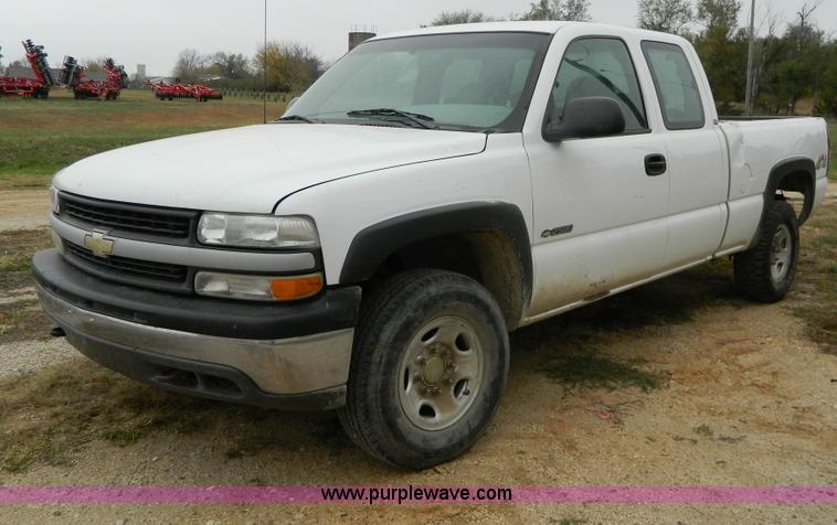 image for item G7559 2001 Chevrolet Silverado 2500 Extended Cab pickup truck