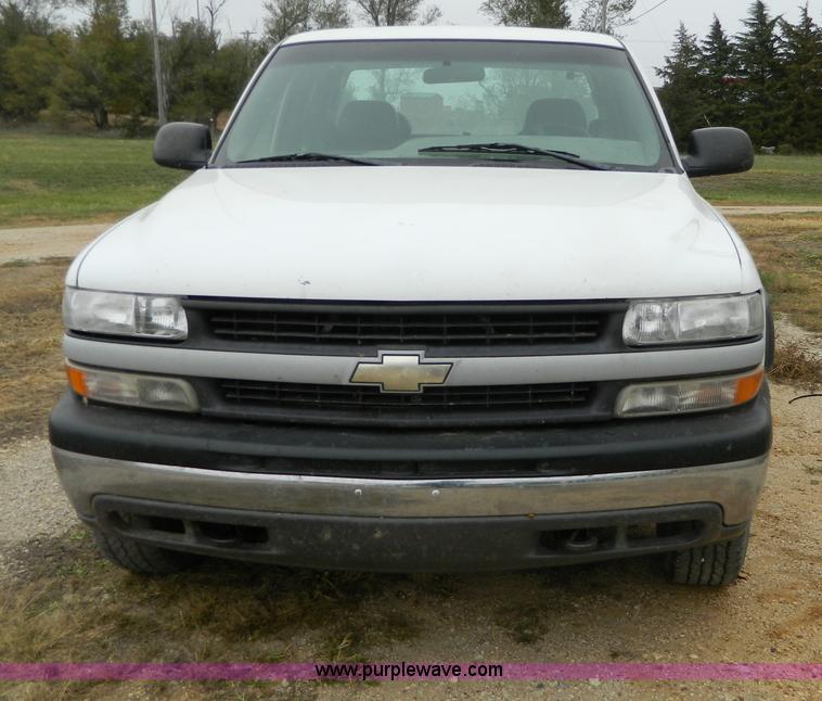 image for item G7559 2001 Chevrolet Silverado 2500 Extended Cab pickup truck