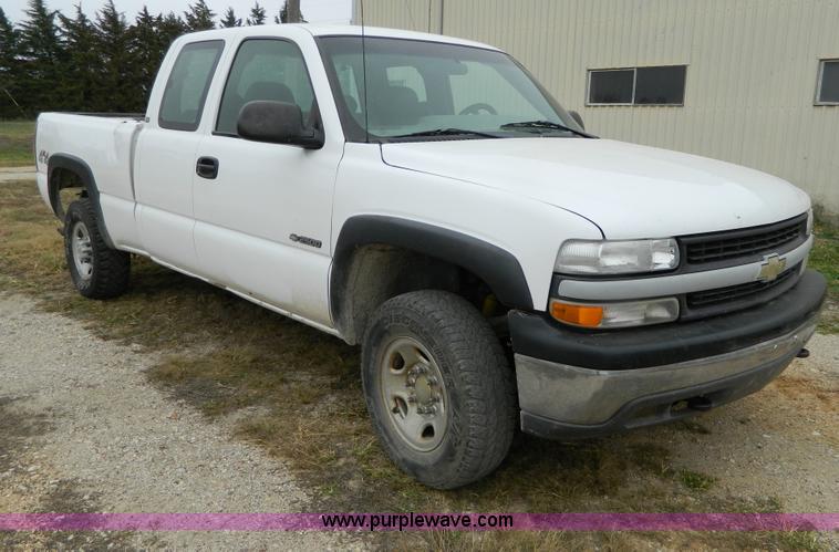 image for item G7559 2001 Chevrolet Silverado 2500 Extended Cab pickup truck