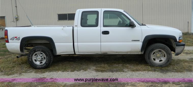 image for item G7559 2001 Chevrolet Silverado 2500 Extended Cab pickup truck