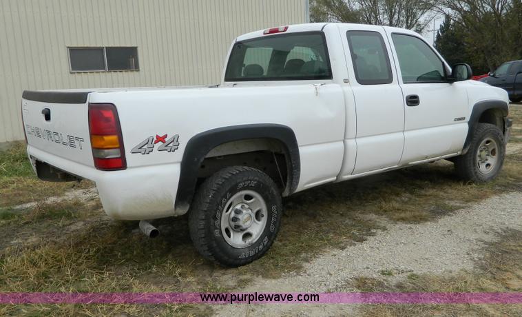 image for item G7559 2001 Chevrolet Silverado 2500 Extended Cab pickup truck