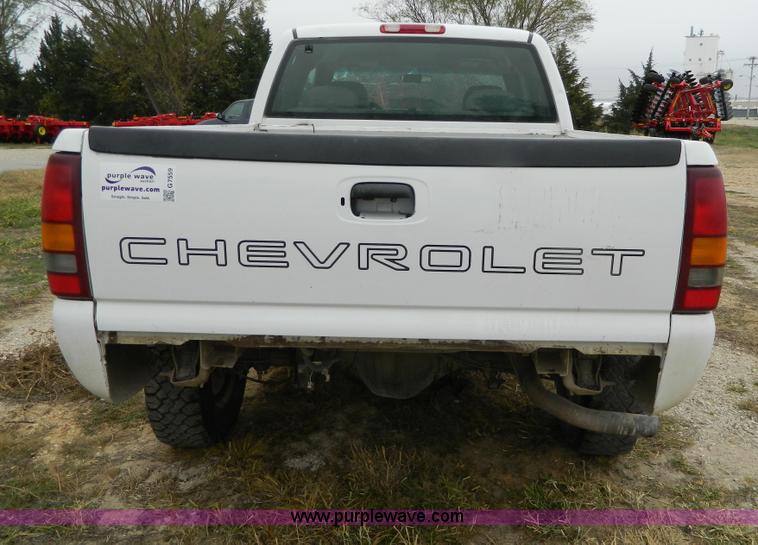 image for item G7559 2001 Chevrolet Silverado 2500 Extended Cab pickup truck