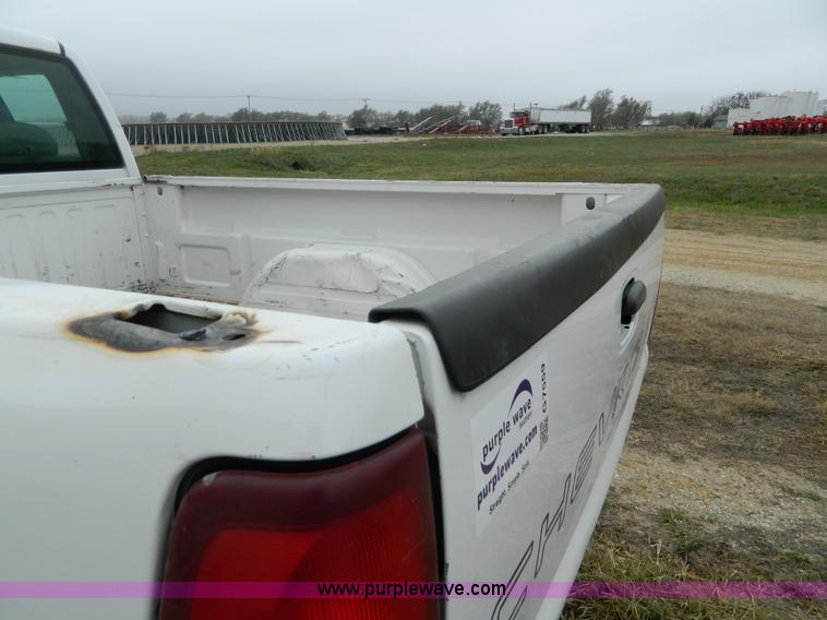 image for item G7559 2001 Chevrolet Silverado 2500 Extended Cab pickup truck