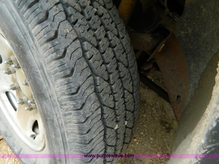 image for item G7559 2001 Chevrolet Silverado 2500 Extended Cab pickup truck