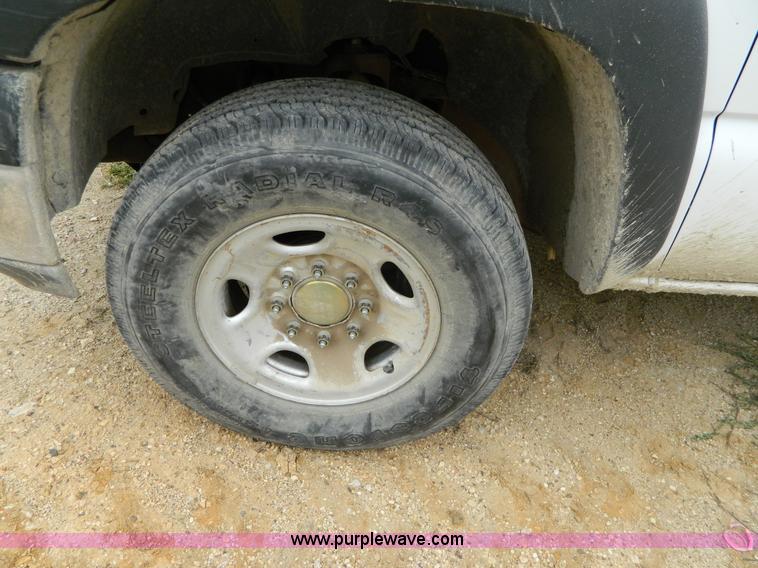 image for item G7559 2001 Chevrolet Silverado 2500 Extended Cab pickup truck