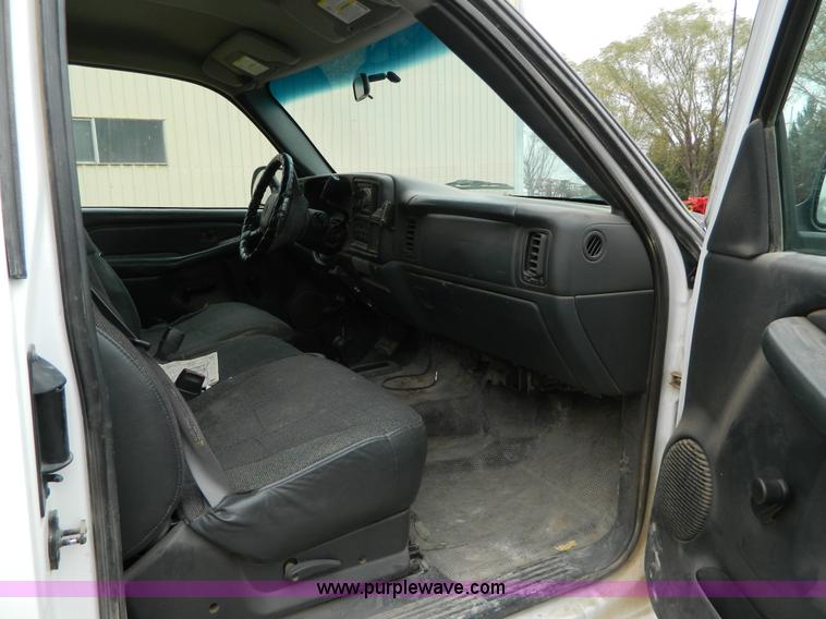 image for item G7559 2001 Chevrolet Silverado 2500 Extended Cab pickup truck