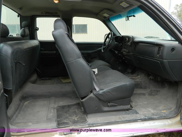 image for item G7559 2001 Chevrolet Silverado 2500 Extended Cab pickup truck