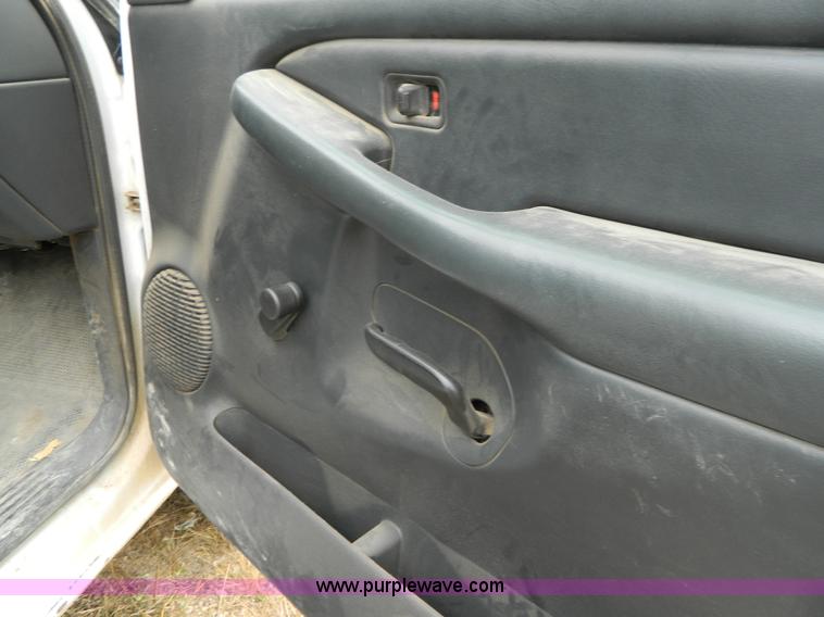 image for item G7559 2001 Chevrolet Silverado 2500 Extended Cab pickup truck