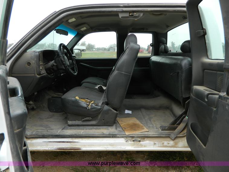 image for item G7559 2001 Chevrolet Silverado 2500 Extended Cab pickup truck