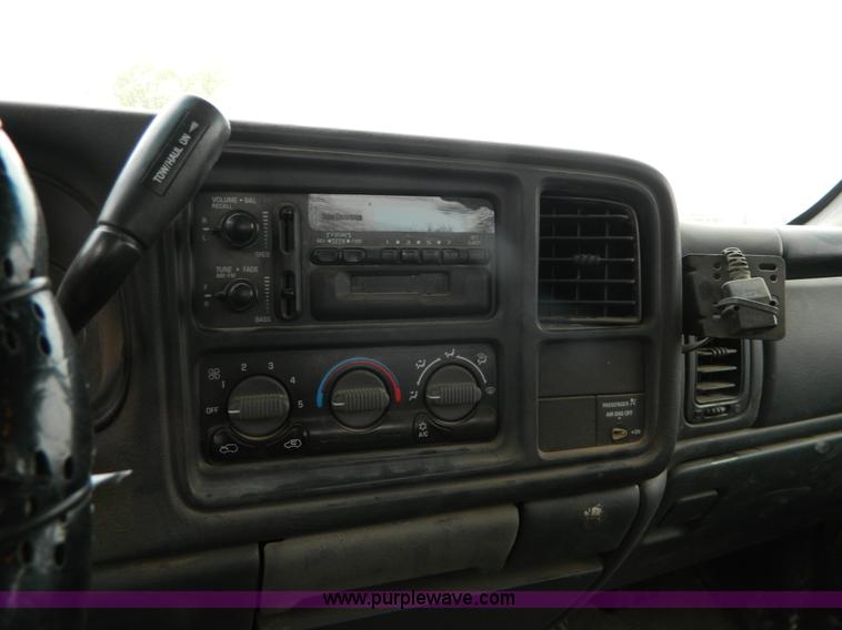 image for item G7559 2001 Chevrolet Silverado 2500 Extended Cab pickup truck