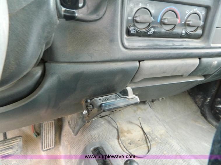 image for item G7559 2001 Chevrolet Silverado 2500 Extended Cab pickup truck