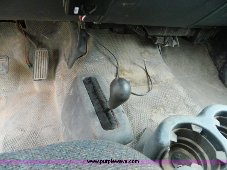 image for item G7559 2001 Chevrolet Silverado 2500 Extended Cab pickup truck