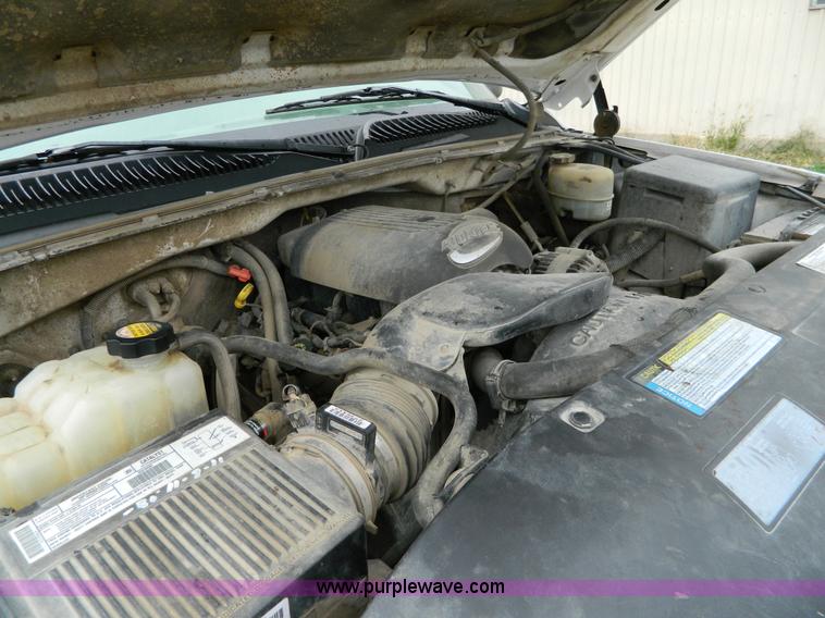 image for item G7559 2001 Chevrolet Silverado 2500 Extended Cab pickup truck