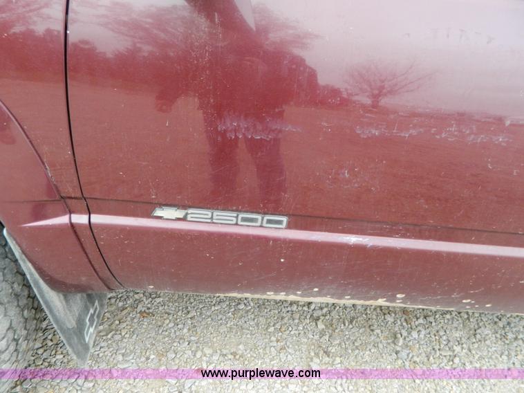 image for item G7560 1998 Chevrolet K2500 pickup truck