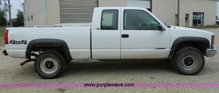 image for item G7561 1997 Chevrolet K2500 Extended Cab pickup truck