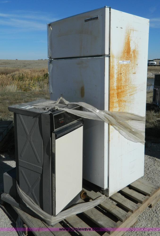 Refrigerator and trash compactor in Hays, KS Item T9484 sold Purple Wave