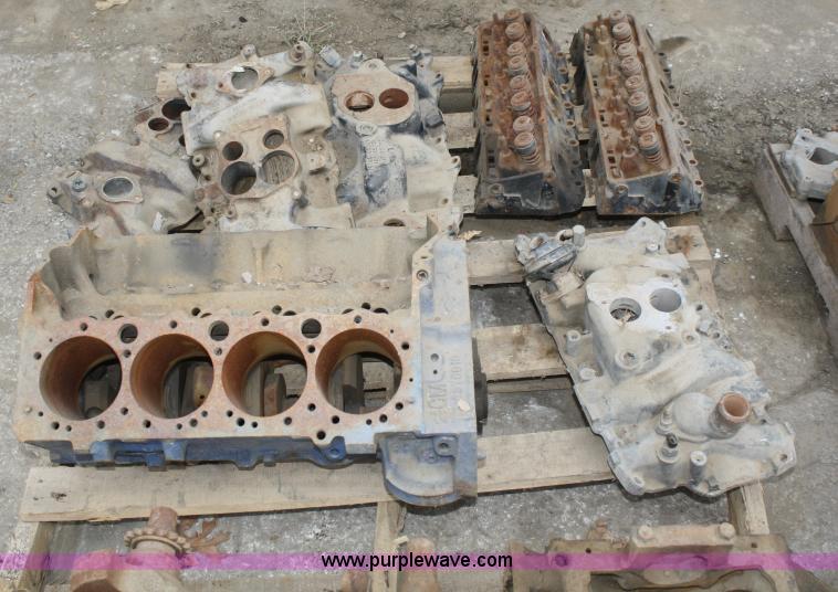 image for item U9596 Used 350 V8 engine parts