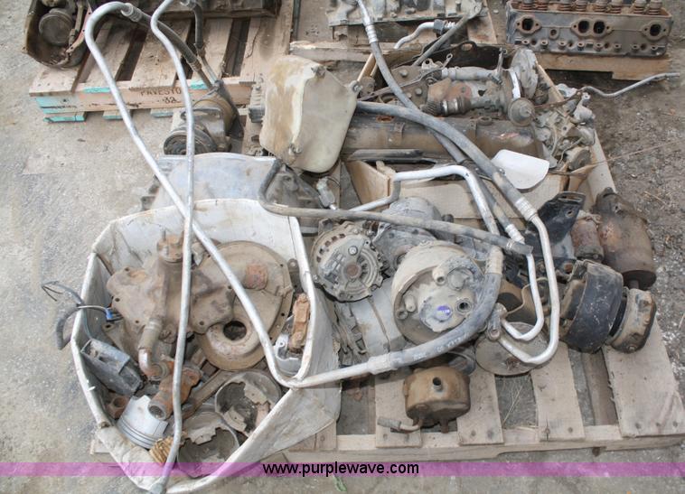 image for item U9596 Used 350 V8 engine parts