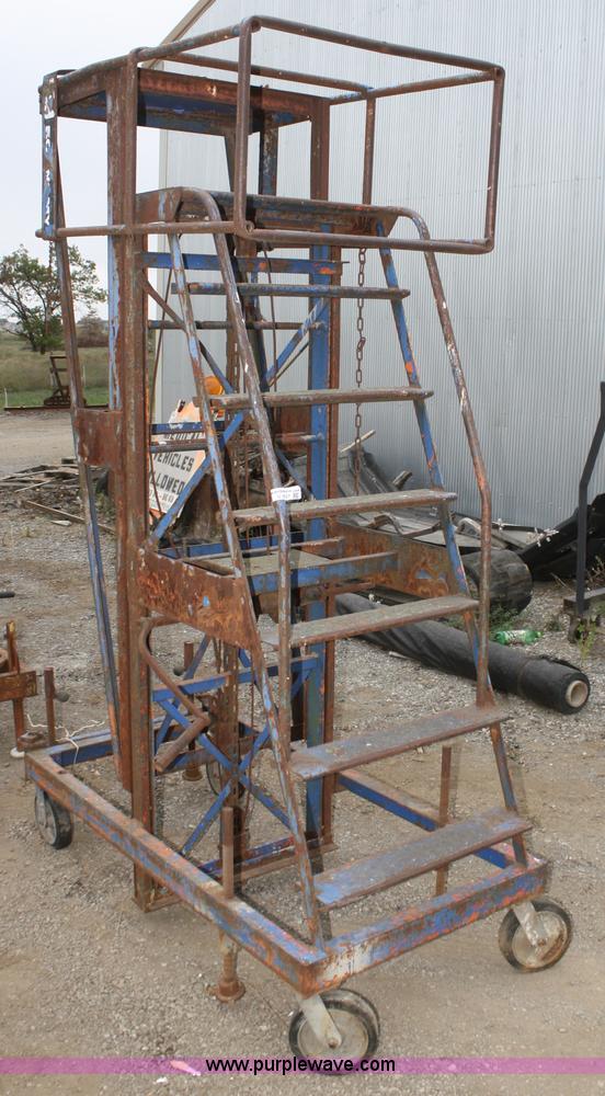 image for item U9597 Manual man lift