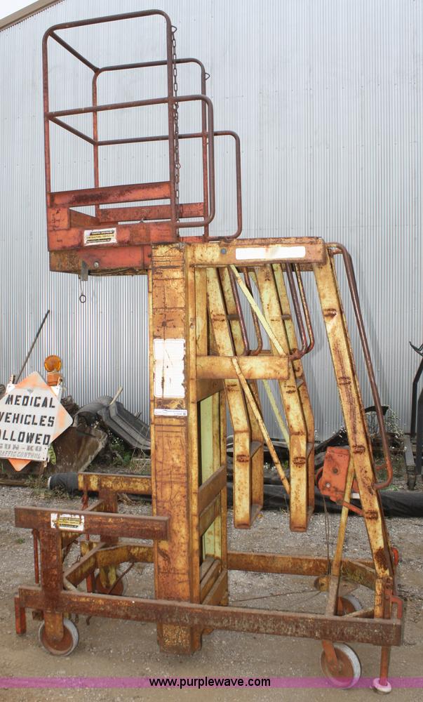 image for item U9598 Manual man lift