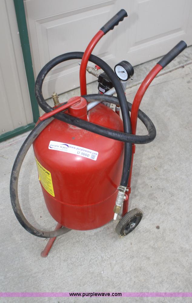 image for item U9660 Sand blasting pot