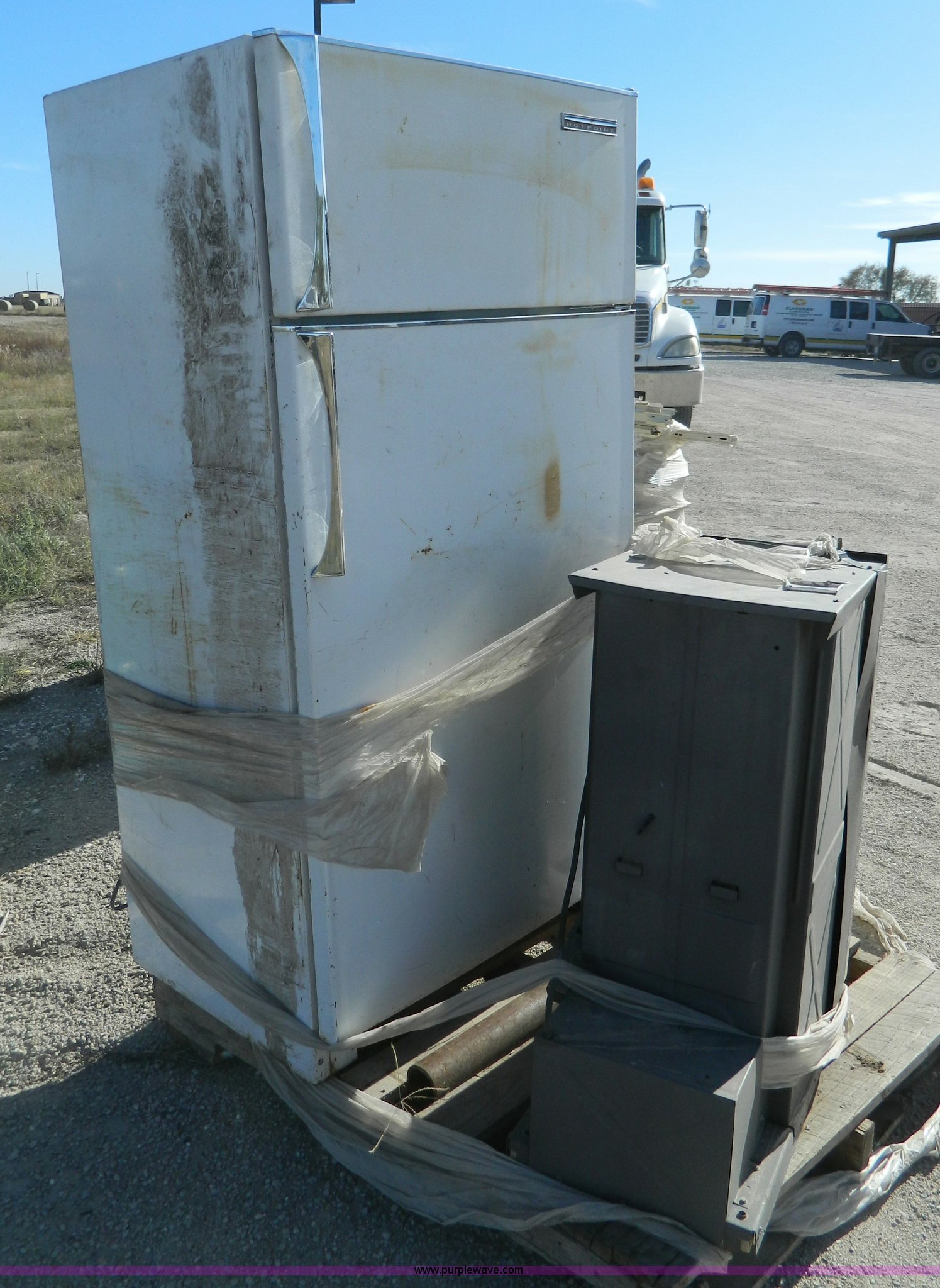 Refrigerator and trash compactor in Hays, KS Item T9484 sold Purple Wave