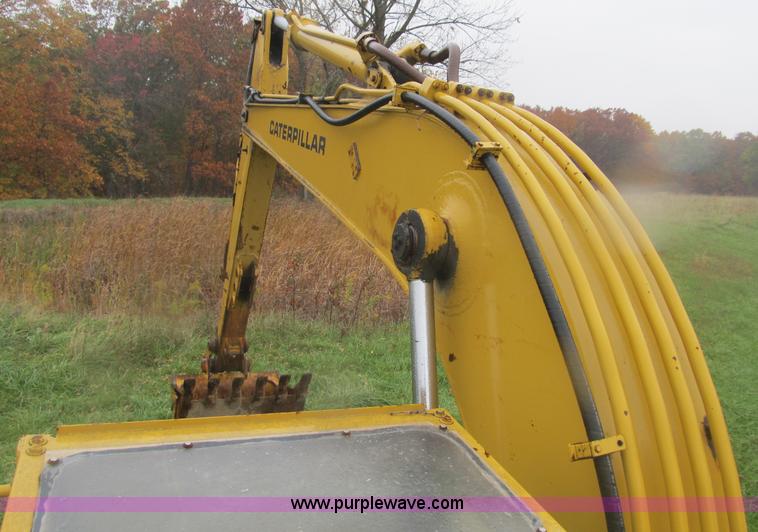 image for item B2927 1985 Caterpillar 225 excavator