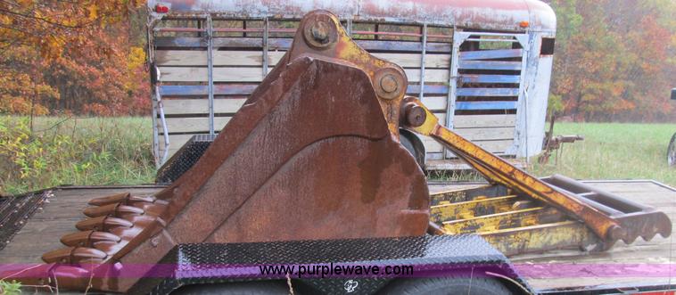 image for item B2927 1985 Caterpillar 225 excavator