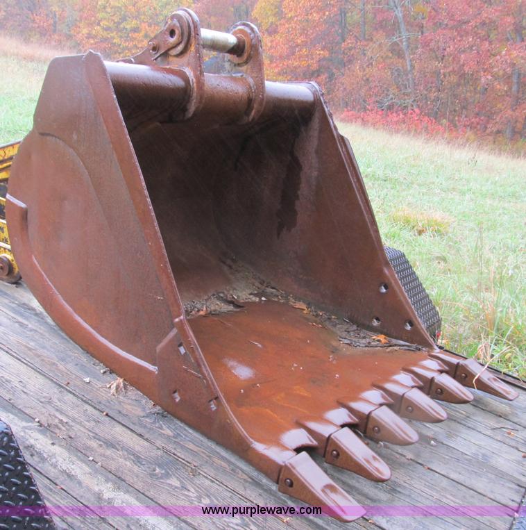 image for item B2927 1985 Caterpillar 225 excavator